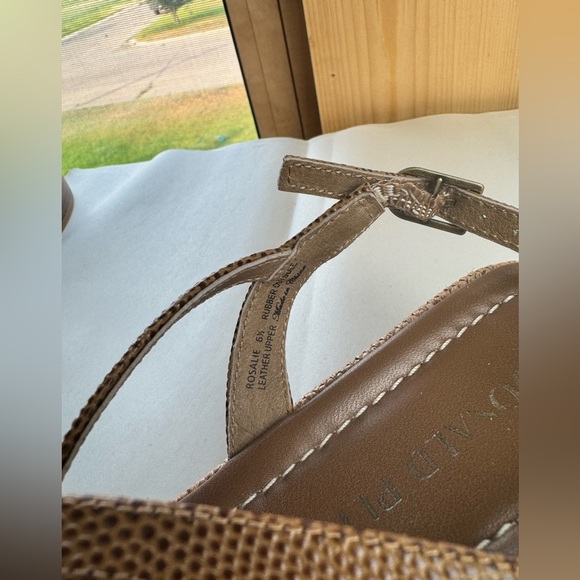 Donald Pilner Slip on Strappy Espadrilles. - Picture 9 of 10